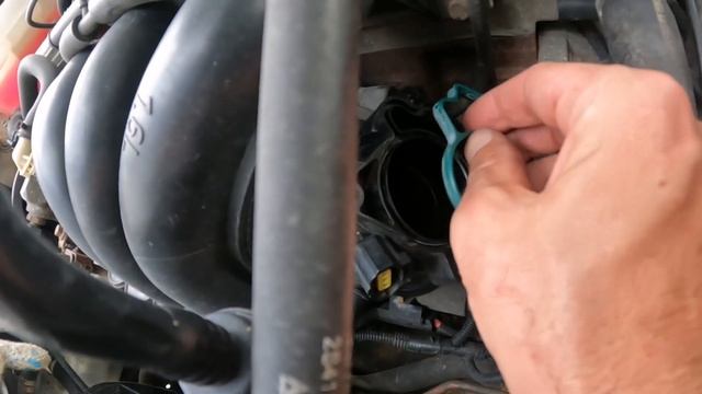 Ford Focus 1 Duratec 1.6. Чистка дроссельной заслонки и регулятора (датчика) холостого хода смотреть онлайн