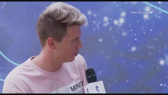 Даня Милохин стесняется петь гимн России? смотреть онлайн
