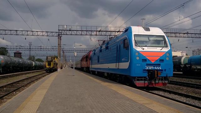 Отправление ЭП1М-444 и ТЭП70БС-136 с пассажирским поздом Адлер-Санкт-Петербург. смотреть онлайн