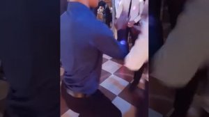 Таджикская девушка танцует в дискотека