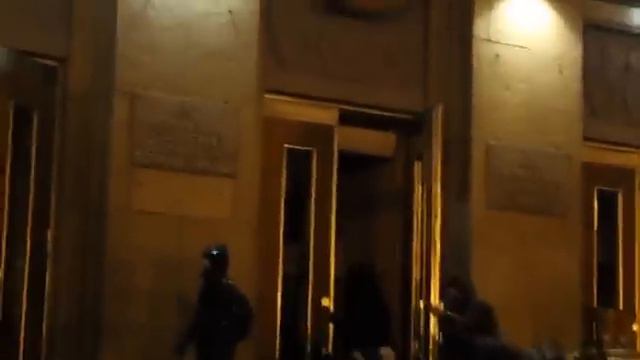 В Черкассах штурмом берут здание Областной администрации смотреть онлайн