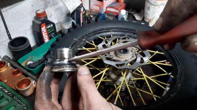 Замена тормозного диска на Husqvarna TE 125 Replacing a brake disc on a Husqvarna TE 125 смотреть онлайн