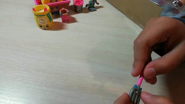 Распаковка Shopkins. Пони малышка Крамблз и конюшня "Happy Places". смотреть онлайн