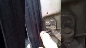 щелкает ограничитель двери 2110