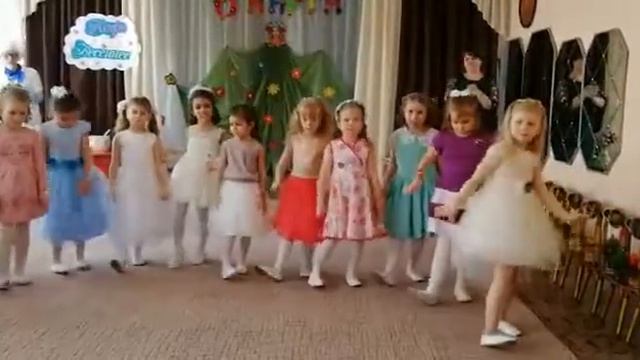 Танец "Модницы". Детский сад № 3 "Солнышко" г.Новошахтинск смотреть онлайн