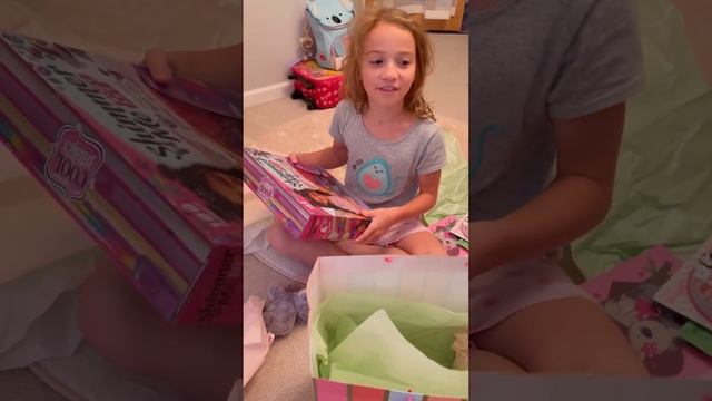 Мне 10 лет// Распаковка подарков от родителей // New iPad Air смотреть онлайн