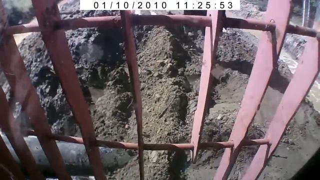 DR111841 УКЛАДКА ТРУБЫ В ДОРОГУ ЭКСКАВАТОРОМ HITACHI смотреть онлайн