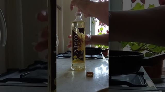 Как налить масло тонкой струйкой в салатник или сковородку! #shortvideo #лайфхаки #готовка#бимошка смотреть онлайн