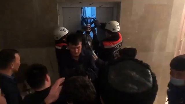 7 человек спасли из лифта в Шымкенте смотреть онлайн