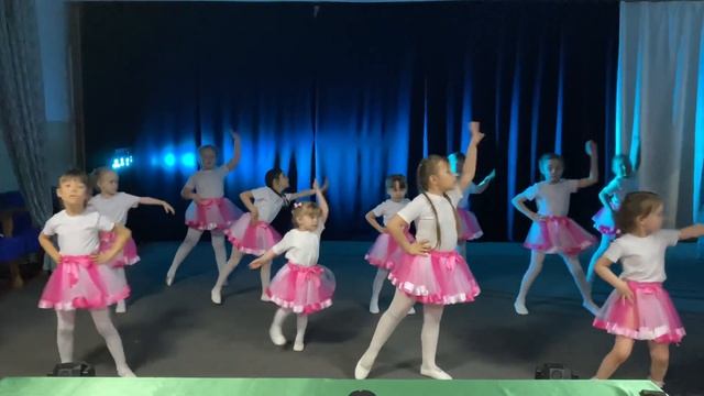 La dance studio Искорки- «Я пока что не звезда» смотреть онлайн