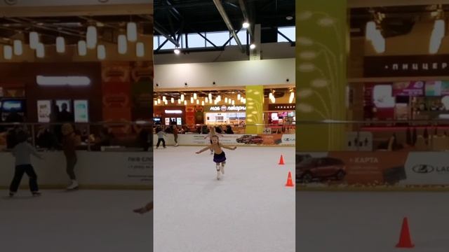 Варюше 4 года и её первые элементы в фигурном катании смотреть онлайн