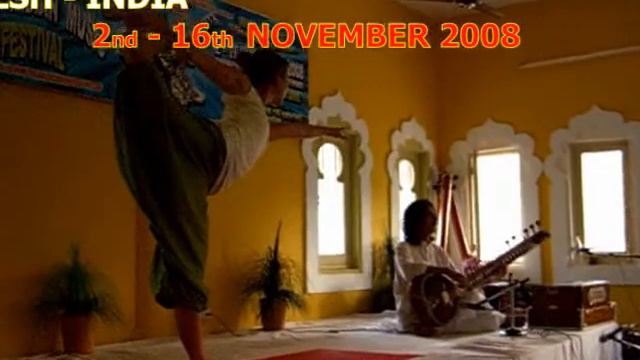 YOGA CLASS WITH LIVE SITAR MUSIC YOGA & MUSIC FESTIVAL 2008 RISHIKESH INDIA смотреть онлайн
