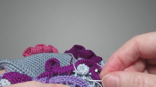 Заполняю пространство между узорами вязаного жгута серым цветом смотреть онлайн