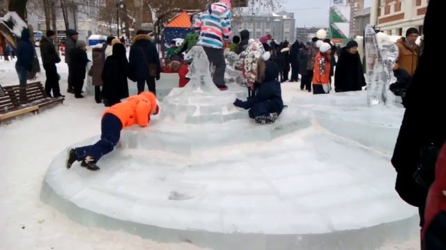 Новогодние развлечения в Первомайском сквере Новосибирска Часть 2 смотреть онлайн