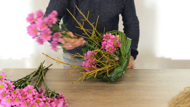 1-Minute Floral Arrangement Tutorial | How to make a DIY bouquet | Chrysanthemum Larsson - Deliflor смотреть онлайн