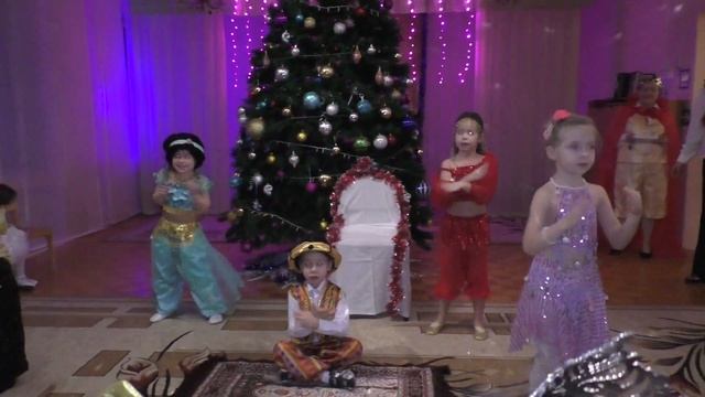 Девочки 5 - 6 лет танцуют танец живота на новогоднем утреннике в детском саду. смотреть онлайн