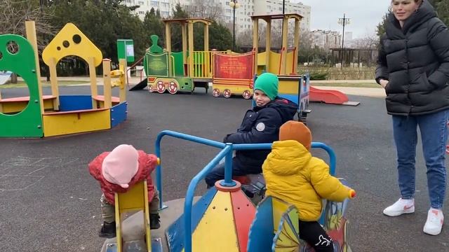 Братик крутит карусель с малышами ? смотреть онлайн