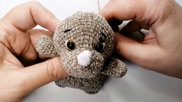 Оформление вязаной игрушки. Как вышить ресницы. смотреть онлайн