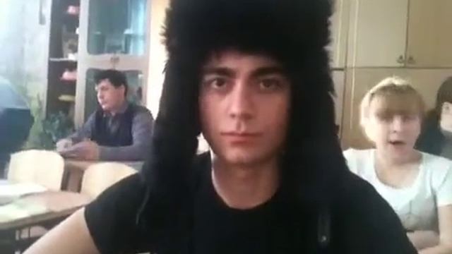 Всё внимание на девушку сзади :) смотреть онлайн