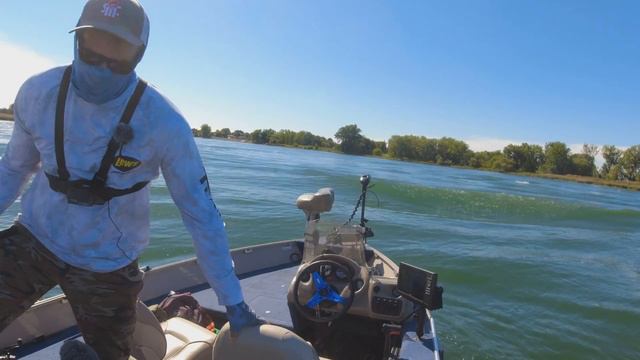 Snakes, Sturgeon, and Smallies - St. Lawrence Bass Fishing in the Fall! смотреть онлайн