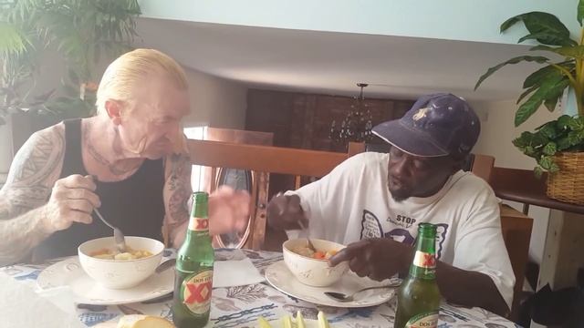 Американец пробует фаршированные перцы и говорит о мате.