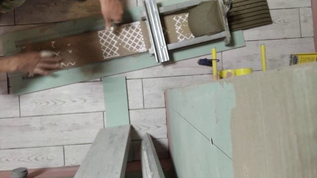 нанесение клея на плитку смотреть онлайн