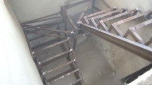 Каркас  лестницы из уголка и швеллера в таунхаусе