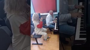 Ирина Тонева поет песню о родном Краснознаменске