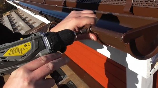 Монтаж водосточной системы. Инструкция против реальности!