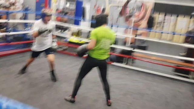бьём по печени, юный боксёр Максим Волков целит печень Майлис Ганглофф, 6 профи боёв 5 побед смотреть онлайн