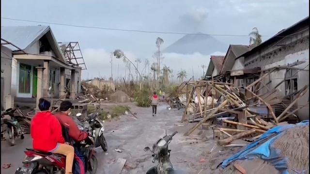 Locals Flee DEADLY Volcano Eruption in Indonesia смотреть онлайн