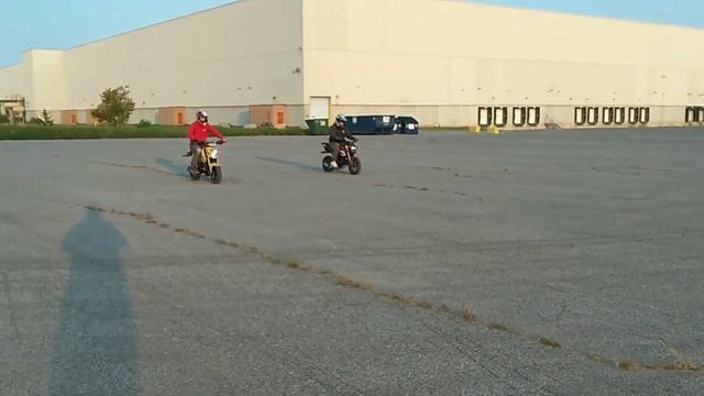 FIRST TIME ON HONDA GROM AT THE STUNT LOT. смотреть онлайн