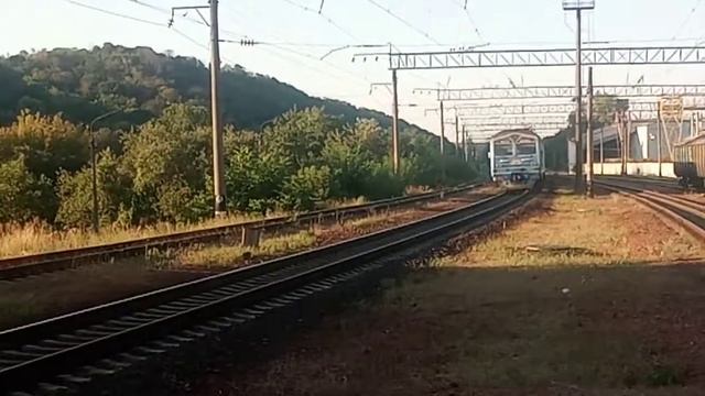 Восьмивагонная Эд9м-0069 №6028/6705 Фастов-Киев-Мироновка прибывает на 1 путь ст.Петра Кривоноса смотреть онлайн
