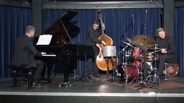 Flo's Jazz Casino - The Piano Trio - I Love You (Cole Porter) смотреть онлайн