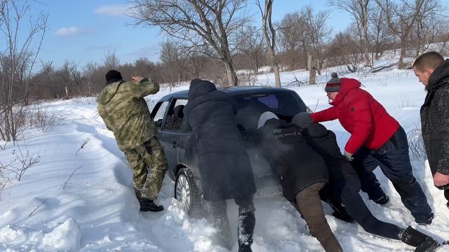 Командная работа. Едут или все, или никто. #союзджиперовсамара #снег #команда #джиперы смотреть онлайн