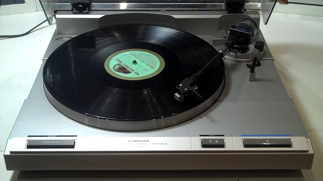 Pioneer PL 340  Stereo Turntable Demonstration