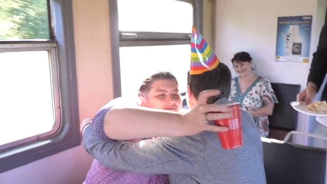 ПРАЗДНУЮ ДЕНЬ РОЖДЕНИЯ В ЭЛЕКТРИЧКЕ // 1000 ПОДПИСЧИКОВ // МИНСК смотреть онлайн