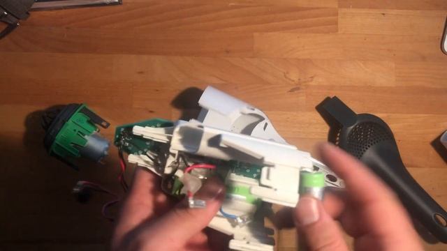 HowTo: Vorwerk Kobold VC100 öffnen / Zerlegen