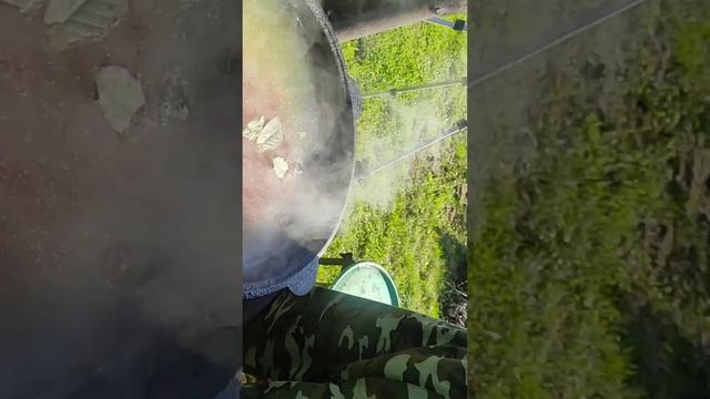 Уха, рыбный суп из лосося в казане на костре