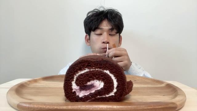 ASMR 홈플러스 초코 생크림 롤케익에 초코우유 초코 디저트 먹방? Chocolate Dessert MUKBANG