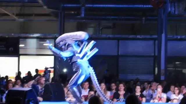 Alien cosplay performance Warsaw Comic Con смотреть онлайн