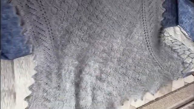 Сероголубой пуховый платок ажурной вязки. смотреть онлайн