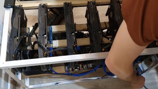 Кабель-менеджмент майнинг фермы на Asus Rog Strix 1070 Два блока питания Chieftec A-90 по 750 Вт. Ч смотреть онлайн