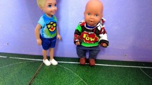 КАК ДАНИК ПОМОГ МАКСУ ШКОЛУ ПРОГУЛЯТЬ?? Катя и Макс веселая семейка! Смешные куклы барби Даринелка