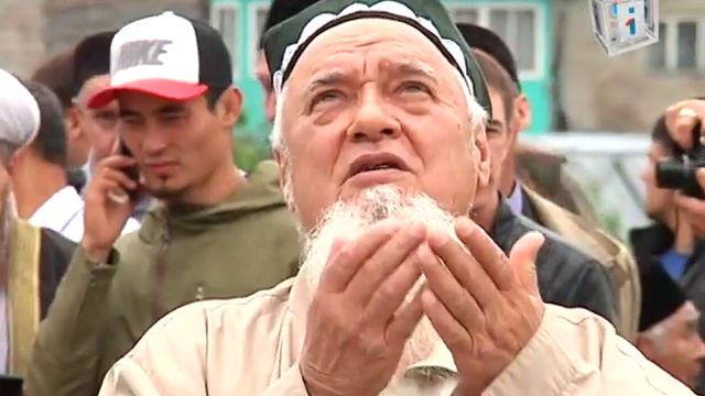 Сегодня на минареты Соборной мечети в Уфе установл смотреть онлайн