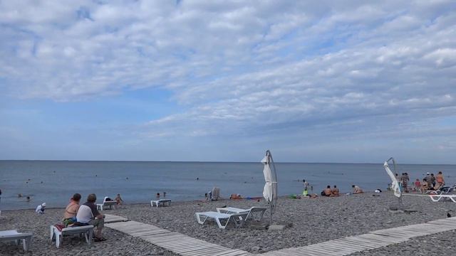Ветерок разгоняет остатки облаков над пляжем, тёплый сентябрь в Лазаревском смотреть онлайн