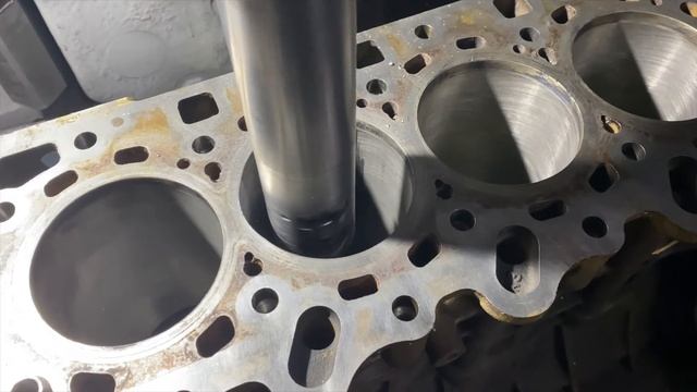 Расточка цилиндров блока под гильзы двигателя 2.5л дизель D4CB от Hyundai и Kia смотреть онлайн