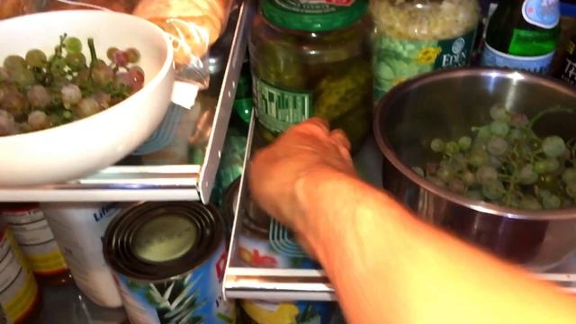 УРОЖАЙ КАКОЙ-ТО СТРАННЫЙ_ КОРМЛЮ МУЖА ВИНОГРАДОМ смотреть онлайн