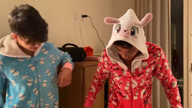 PASSAMOS A NOITE NA CAMA ELÁSTICA!!! смотреть онлайн