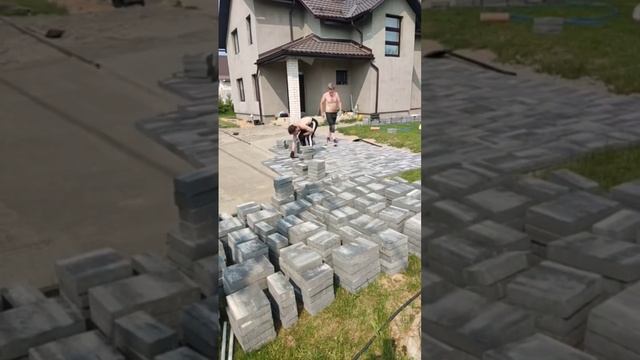 Укладка тротуарной плитки в режиме ускоренной съёмке  #landscape #paving #shortsvideo #work